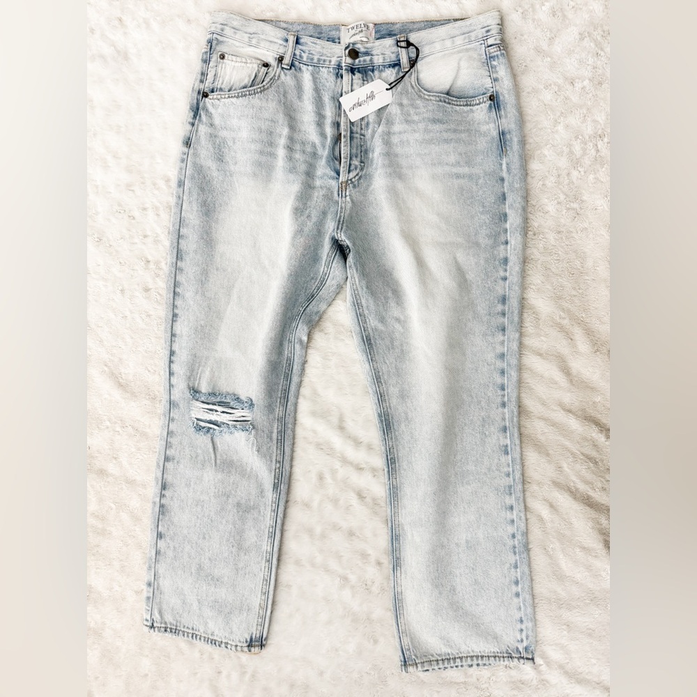 NWT- TWELVE BY ONTWELFTH Distressd Knee Cancun Light Wash Straigh Jean